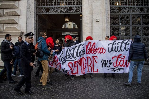 Roma, blitz No Tav davanti al ministero di Grazia e Giustizia
