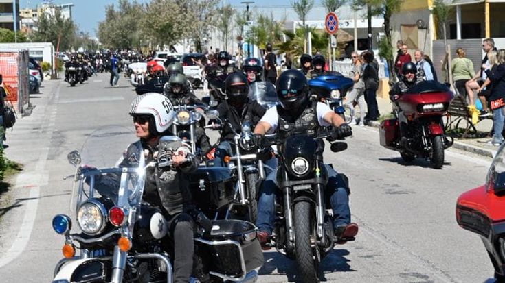 Harley-Davidson, grande festa a Senigallia. Sfilano in 15.000 e c’è anche Sal Da Vinci