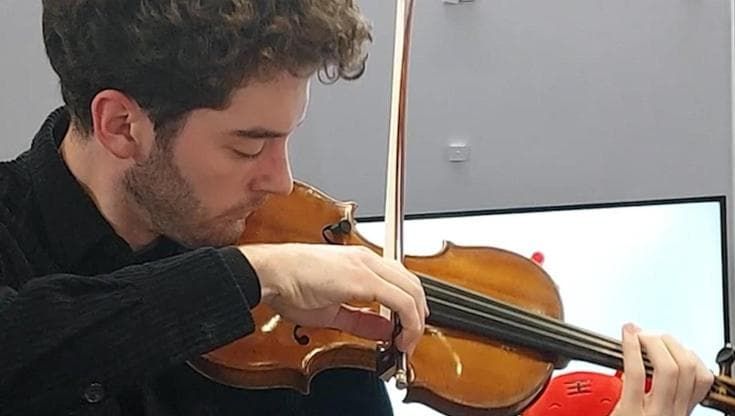 Pechino 2022, il musicista alla cerimonia di chiusura col violino da 5 milioni: "Un capolavoro d'arte"