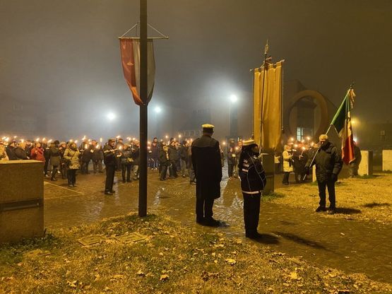 Targhe di antifascisti distrutte ad Anzola, in centinaia alla fiaccolata