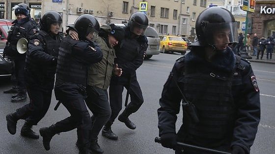Mosca, nuovi cortei di protesta: decine di arresti
