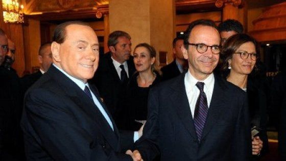 Forza Italia, Berlusconi ai 'colonnelli' del partito: avanti con Parisi e 'no' al referendum