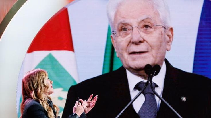 Meloni con l’elmetto in modalità elettorale: la sfida finale è al Colle