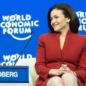 L'appello di Sheryl Sandberg: "Aiutare le mamme che crescono i figli da sole"