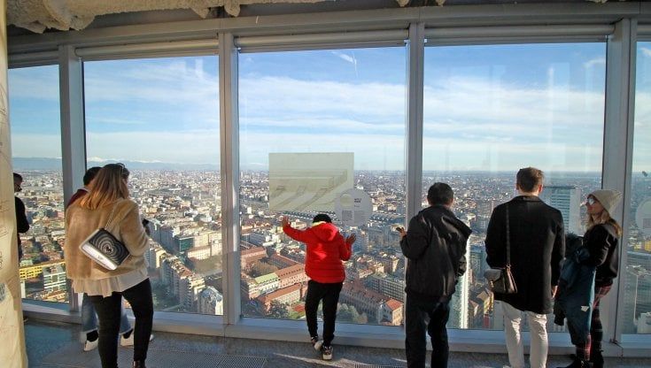 Scontro sui fondi per la metropolitana, FdI diserta la giunta regionale nel giorno della proposta di intitolazione del belvedere a Berlusconi