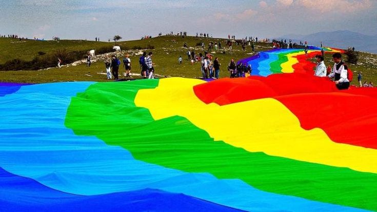 La gigantesca bandiera della pace dopo 23 anni torna sulla Calvana: "Unisce le persone"
