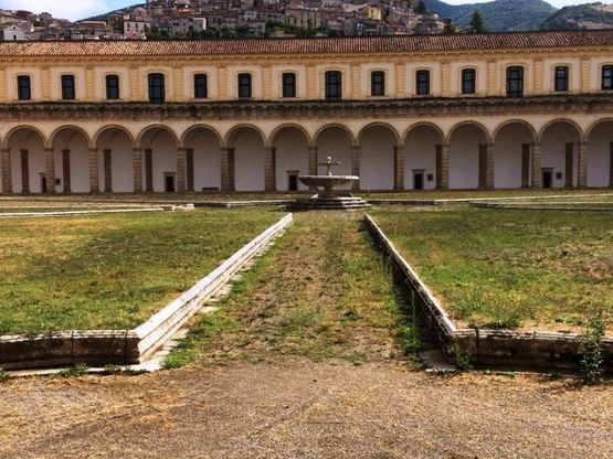  Il chiostro della Certosa di Padula è un campo abbandonato, mancano i giardinieri