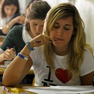 Esami di maturit&agrave;, nel 2013 record di promossi. Meglio abolirli?