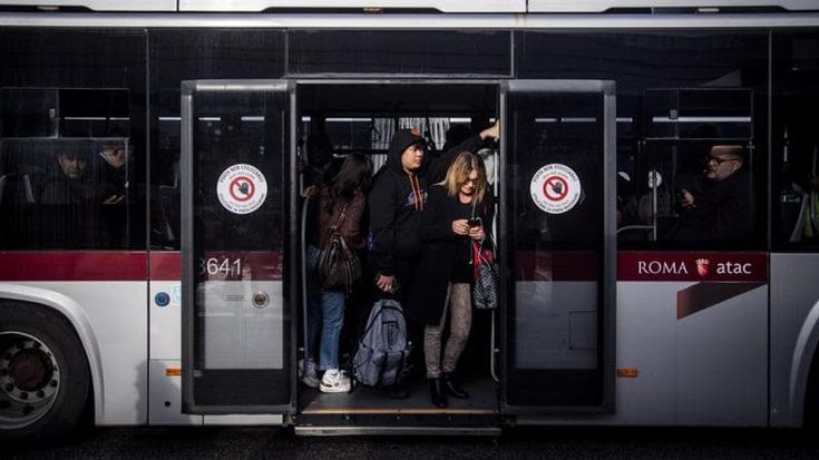 Forattini, D’Alema, la satira. Roma, l’Atac storpia i nomi