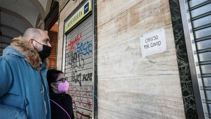 Torino, "lockdown di fatto" nei negozi per l'ondata di contagi. Confesercenti: "Uno su dieci ha chiuso"
