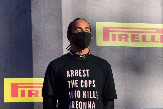F1, Hamilton sul podio con una maglia speciale: "Arrestate i poliziotti che hanno ucciso Breonna Taylor"