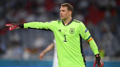 Europei, Francia-Germania: il portiere tedesco Neuer con la fascia da capitano rainbow per il mese dell'orgoglio lgbt