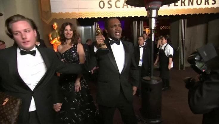 Frances McDormand e l'Oscar rubato: le immagini del ladro individuato dalla sicurezza