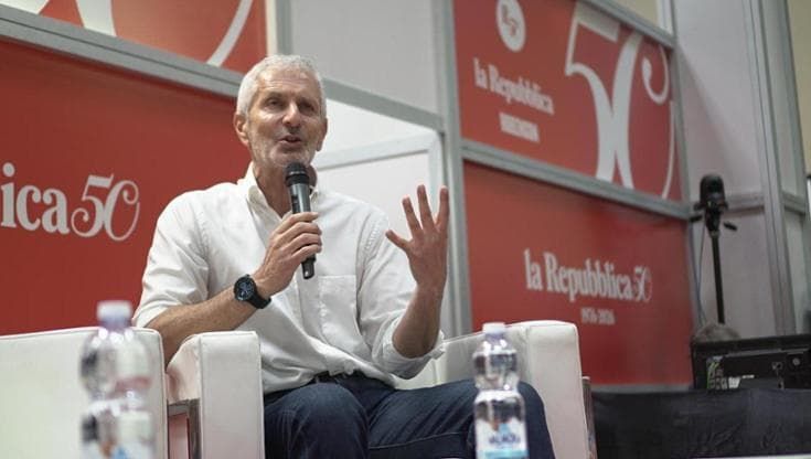 Salone del libro, Carofiglio: "La sinistra ha ottime idee ma le comunica male. Meloni mente benissimo"