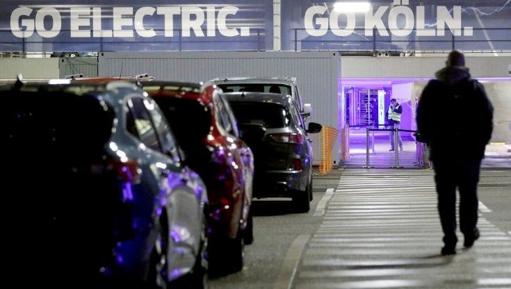 Ford, la transizione elettrica costa 3.800 posti di lavoro in Europa. Tagli soprattutto in Germania e Regno Unito