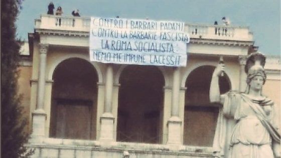 #Noinoncisiamo, alberi di Natale, gatti e baci: quelli che alla manifestazione della Lega dicono no 