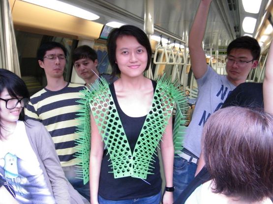 Cina, metro troppo piena: il gilet &egrave; antifolla