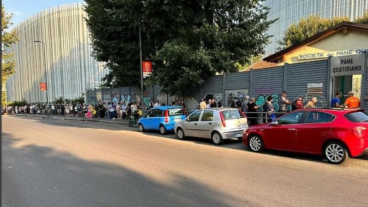 Il Ferragosto solidale, coda record al Pane Quotidiano: “I poveri di Milano non vanno in vacanza”