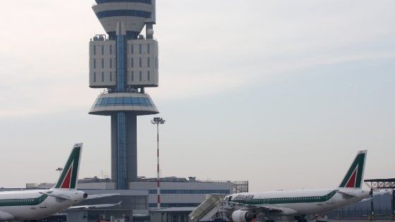 Migranti, No Borders sulla torre radar di Malpensa: condannati a 4 mesi