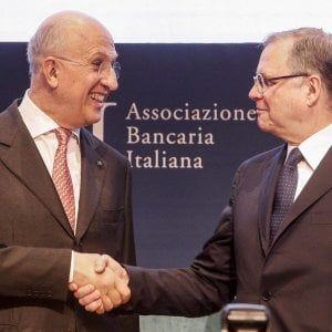 Visco e Padoan aprono all'intervento pubblico: "Non può essere escluso, dialogo continuo con la Ue"