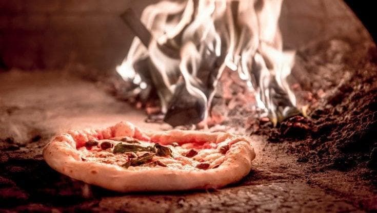 Delivery: gli italiani preferiscono la pizza, seguita da pollo fritto e hamburger