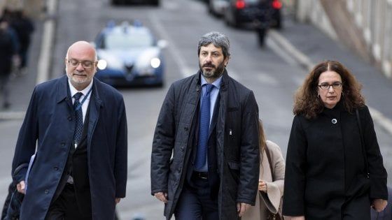 Consultazioni, Fico arriva a piedi e scherza: "Ci alleniamo" 