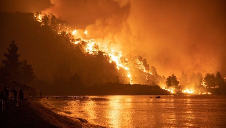 Grecia, infuriano gli incendi in Attica: centinaia in fuga