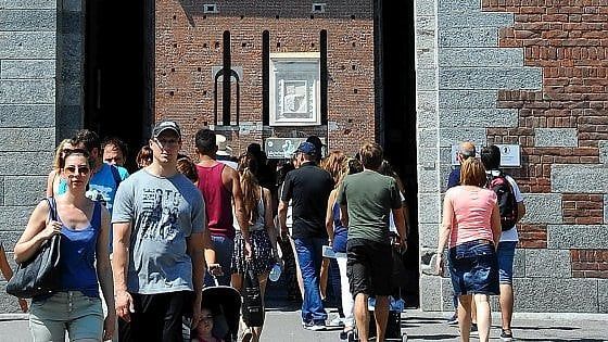 C'era una volta Milano deserta d'agosto: ora in piazza Duomo i turisti fanno la coda