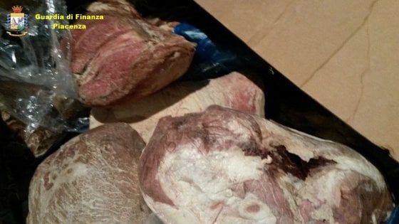 "Scaduta da quattro anni o senza etichetta", la Guardia di finanza di Piacenza sequestra 140 tonnellate di carne