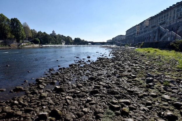 Passeggiata a piedi fino al centro del Po in secca
