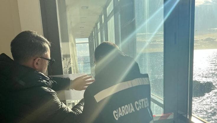 Torre del Greco, sequestrato per abusivismo lo storico ristorante sul mare “Casa Rossa”