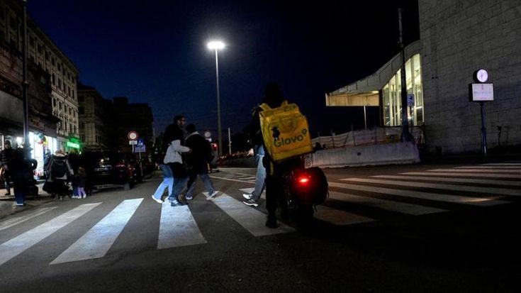 Rider aggredito a Termini: “Lo hanno picchiato tre volte. Erano in dieci, tutti fatti di crack”