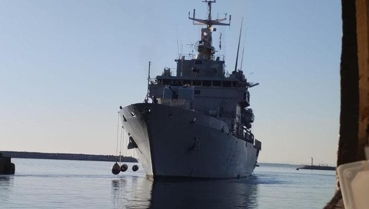 Nave Libra, lo sbarco degli otto migranti in Albania