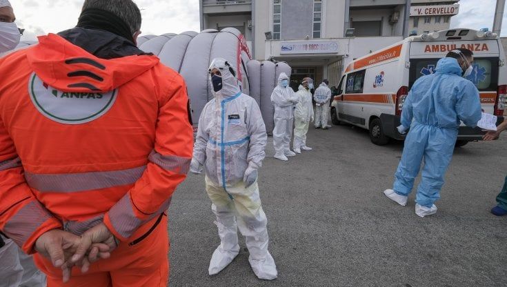 La Sicilia vede arancione: quattromila focolai Omicron, il virus anche in corsia