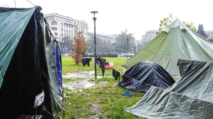 Le tende dei migranti accampati nei giardini di piazza Leonardo da Vinci: la protesta dei residenti