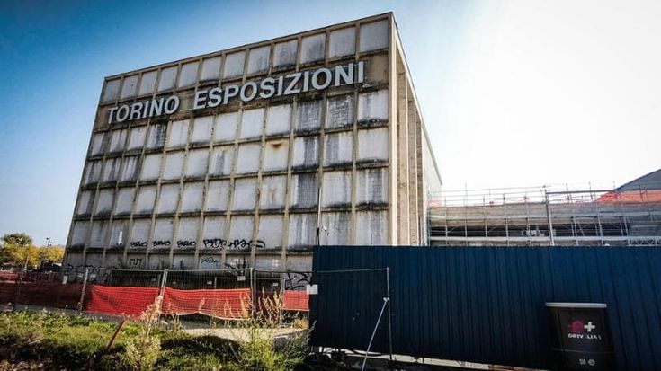 Morto sul lavoro nel cantiere di Torino Esposizioni, indagini sul muletto che portava la bobina