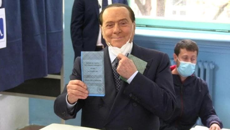 Milano, Berlusconi al seggio: "Va cambiato il sistema di scelta dei candidati del centrodestra"