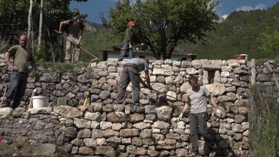 I ragazzi del muretto a secco: "Quei sassi sono opere d'arte"