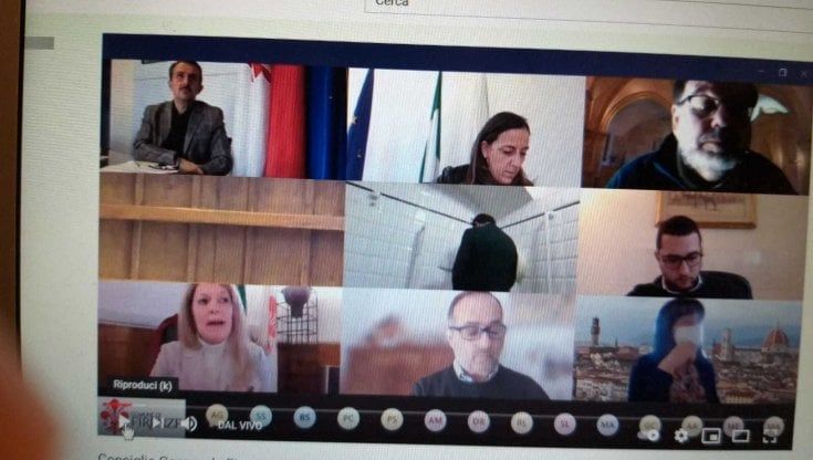Firenze, fa pipì in diretta durante il consiglio comunale trasmesso su Youtube