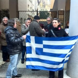 I sostenitori di Tsipras manifestano davanti alla Deutsche Bank
