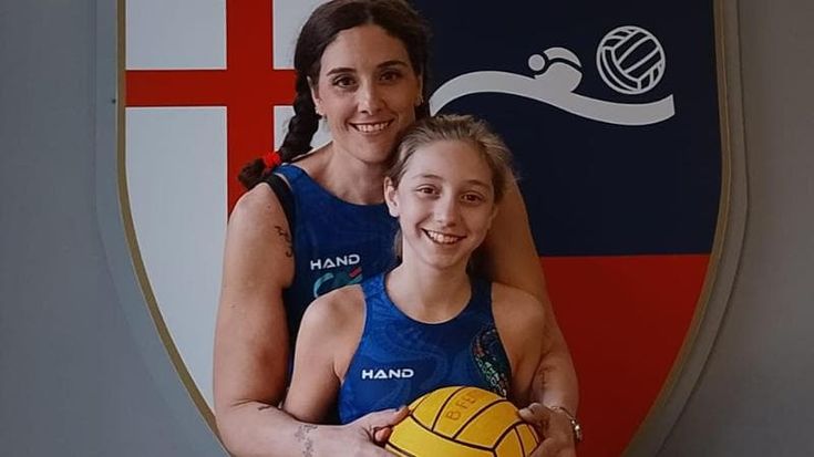 Pallanuoto, mamma e figlia di 11 anni giocano insieme nel Lerici, contro il Camogli segnano entrambe