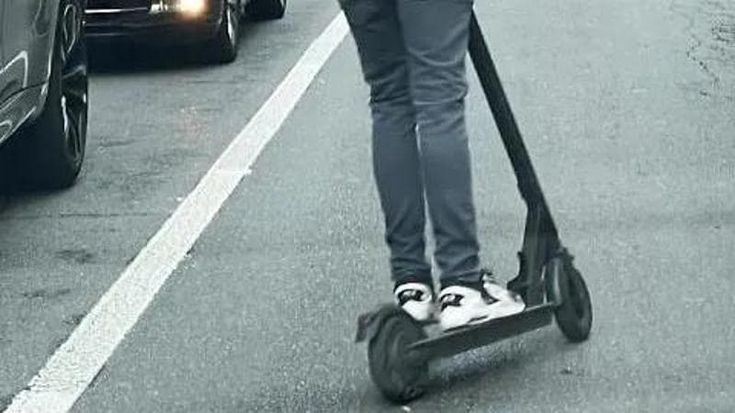 Donna incinta reagisce allo scippo e fa arrestare la borseggiatrice in monopattino