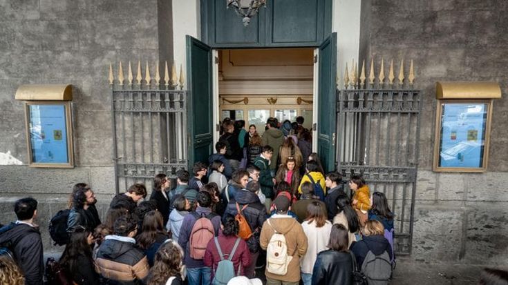 Maxi schermo nel foyer del San Carlo per la lezione di Barbero su Federico II: disponibili altri 400 posti