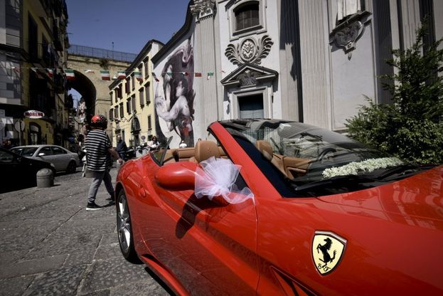 Il matrimonio in Ferrari nel rione Sanità