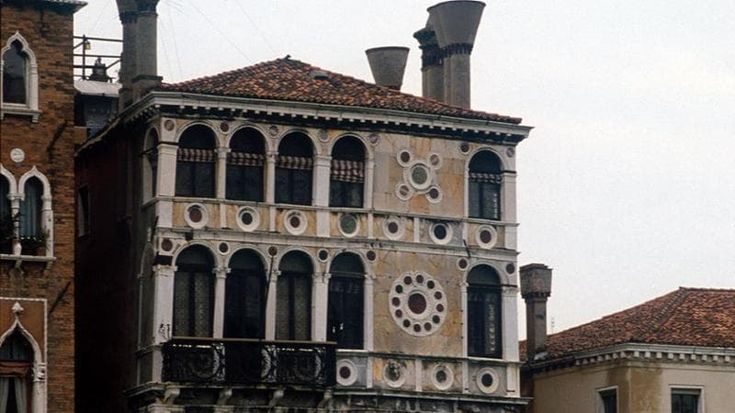 Delitti, suicidi e misteri: in vendita a Venezia il palazzo maledetto