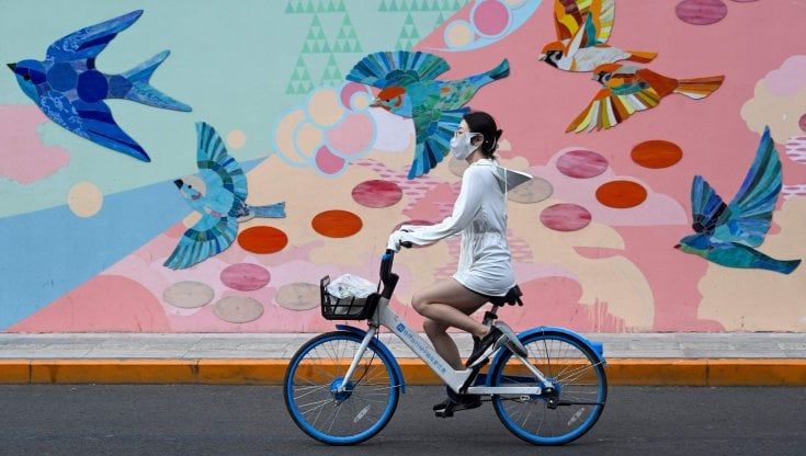 Patente, targa e limiti di velocità: così il governo britannico vuole regolare il traffico in bicicletta  