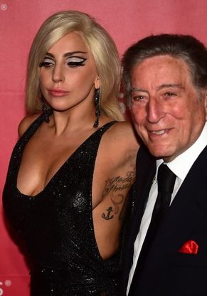 Los Angeles omaggia Dylan: la coppia Bennet-Lady Gaga domina il red carpet