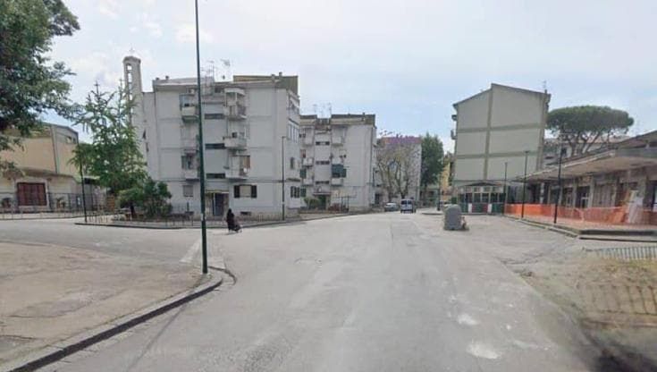 Napoli, quindicenne accoltellato per rapina nel Rione Berlingieri