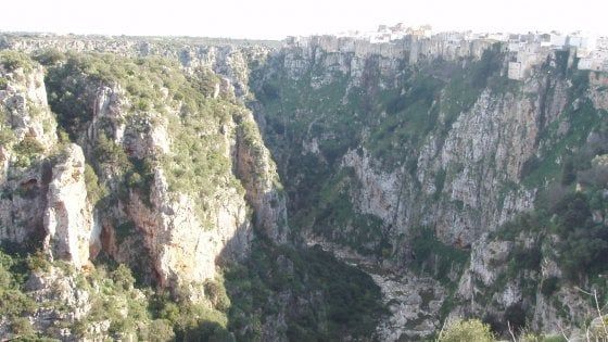Gravina, 15enne precipita per 20 metri per recuperare cellulare: salvato dai vigili del fuoco