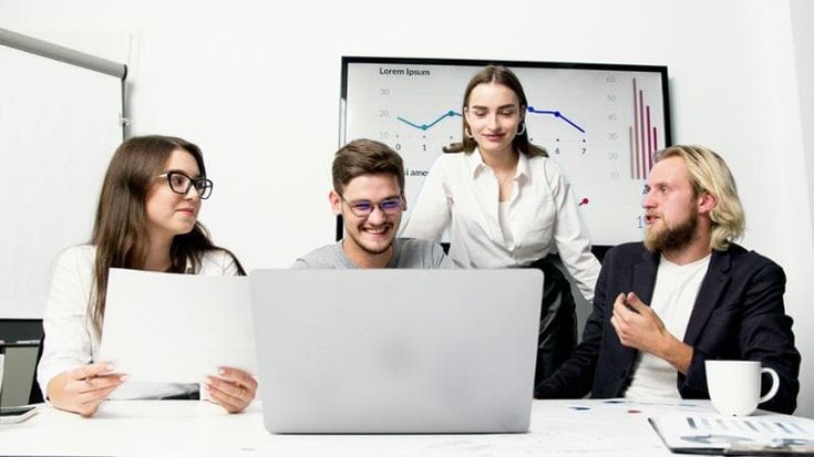 Rapporto dell’Ocse sull’istruzione: in Italia le donne laureate guadagnano la metà dei maschi (se non meno)